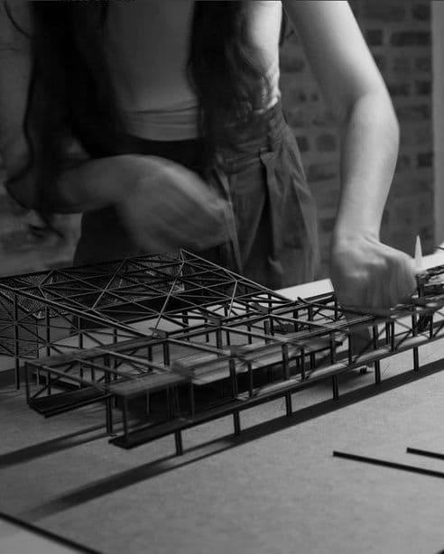 Montagem da estrutura metálica da maquete Huallanco no ateliê