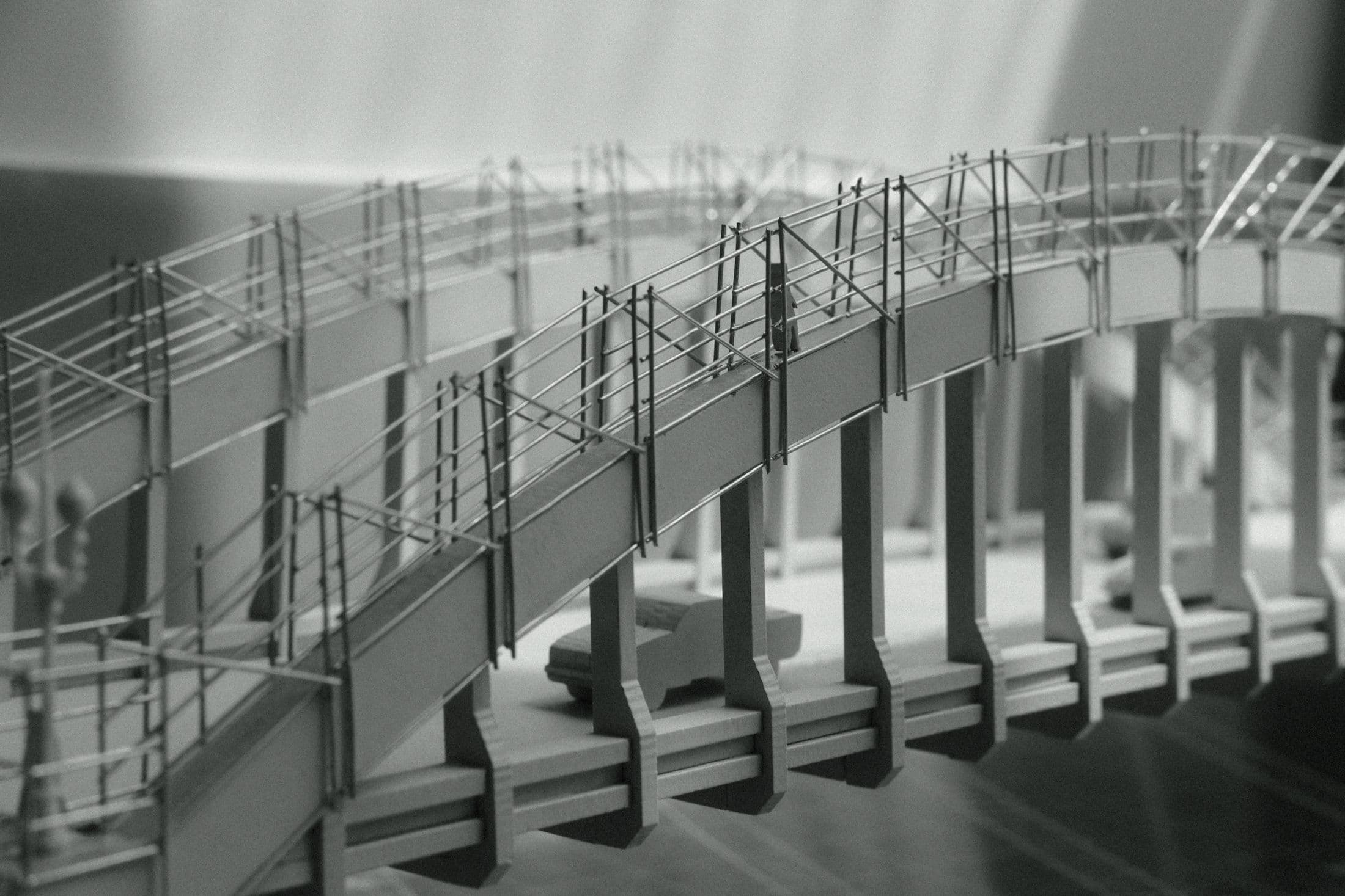 Detalhe da maquete do Viaduto Santa Tereza com guarda-corpos de arame e carro em MDF