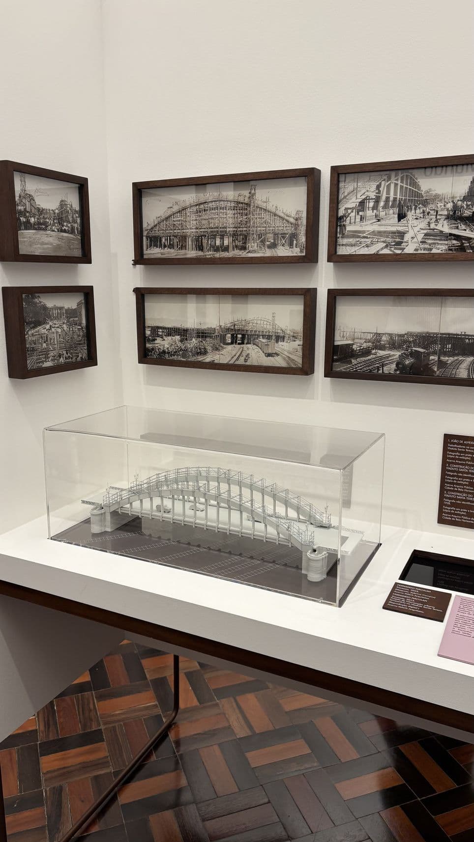 Maquete Travessia em vitrine de acrílico na exposição do Museu Casa Rosada